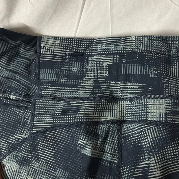 Sweaty Betty Navy and Light Gray Patterned Leggings - Picture 4 of 12